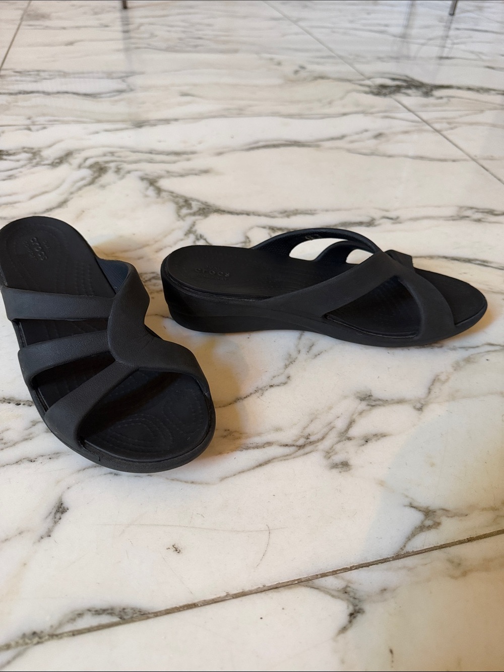 Crocs Dual Comfort sz 6 Black sandals slides wedge heel - great for pool, beach